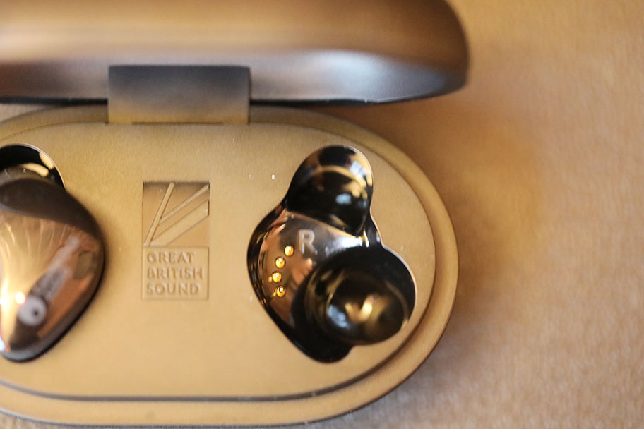 Cambridge-Audio-Melomania-Touch-Slots.jpg